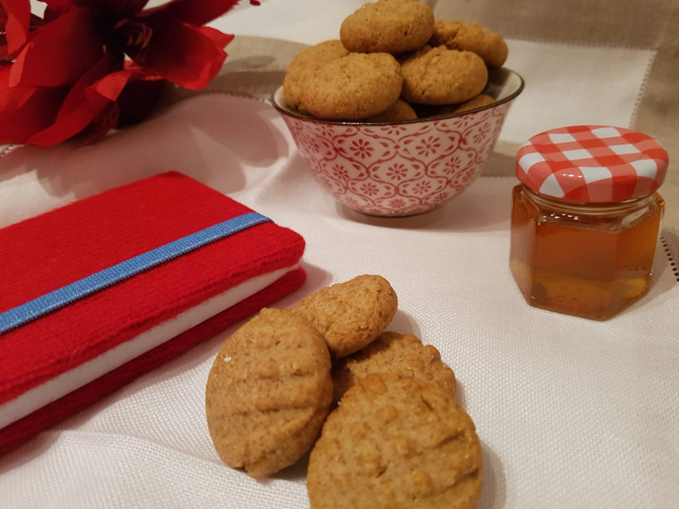 Wholemeal flour and honey cookies