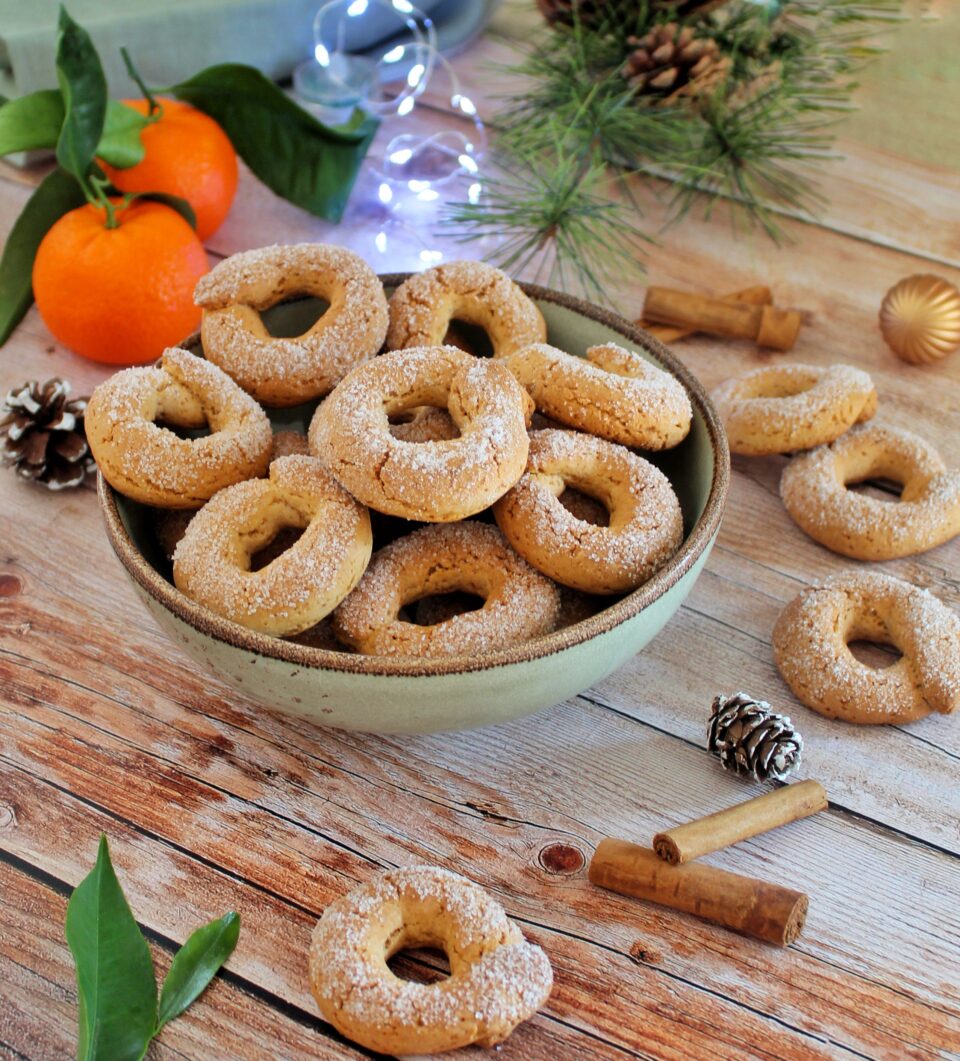 La tradizione dei biscotti di Natale. Ciambelline cannella e arancia